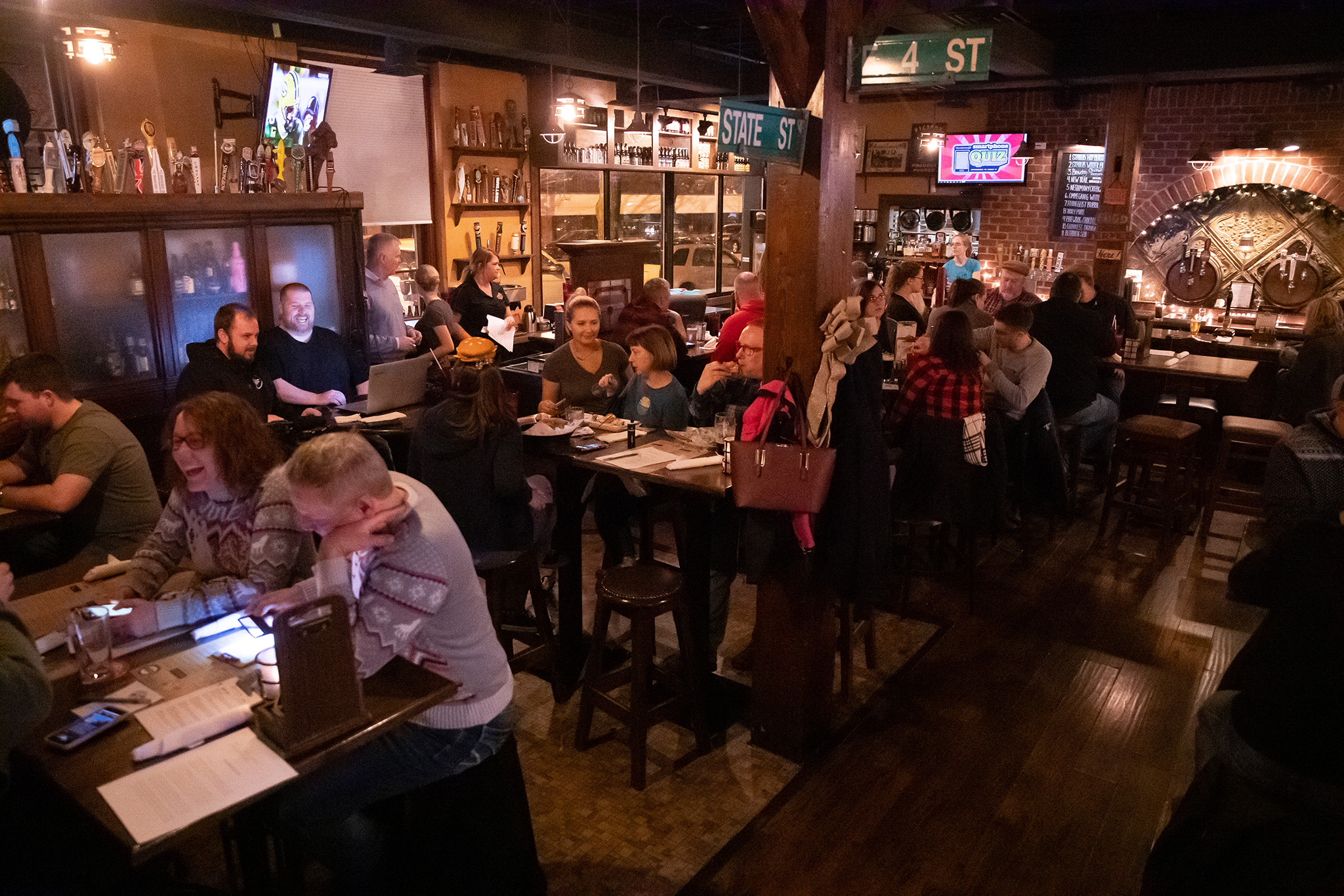 U Pick 6 Pub Trivia pub trivia full shot